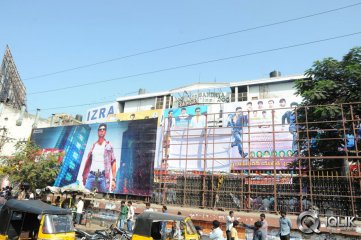 Yevadu Hungama at Sandhya Theatre
